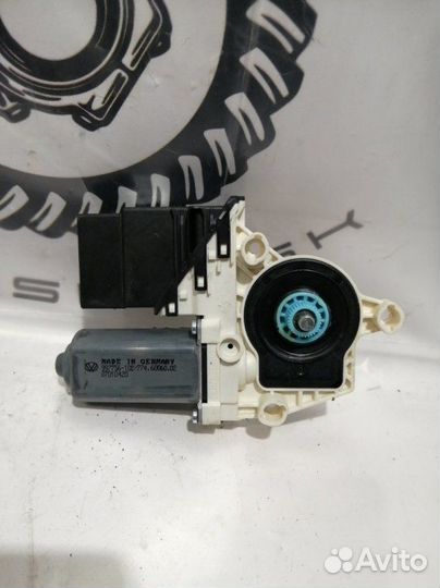Моторчик стеклоподъемника задний правый Volkswage