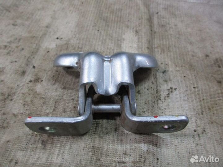 Петля двери передней левой нижняя Chevrolet Aveo