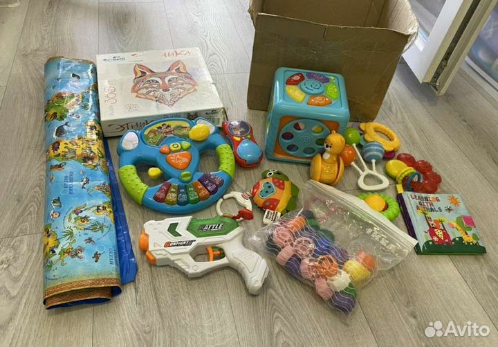 Игрушки малышу коробкой