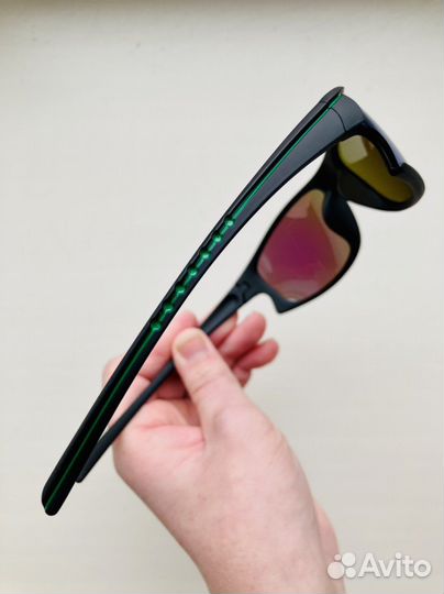 Поляризационные очки с зелёными линзами