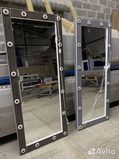 Гримерное зеркало с лампочками