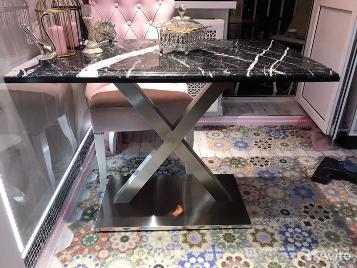 Подстолье из нержавеющей стали очень красиво