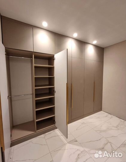 Встроенный распашной шкаф