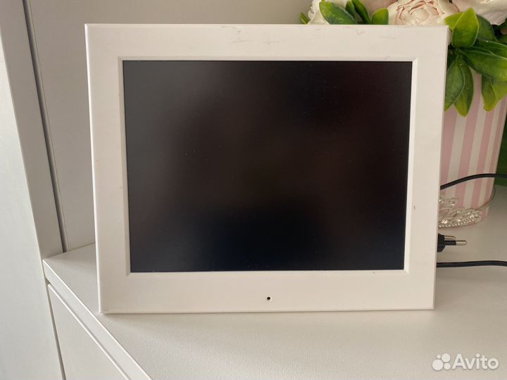 Цифровая фоторамка Digma 8 PF-840 белая
