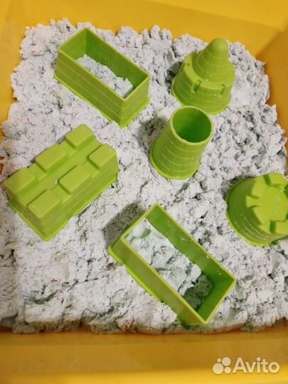 Кинетический песок с песочницей и формочками