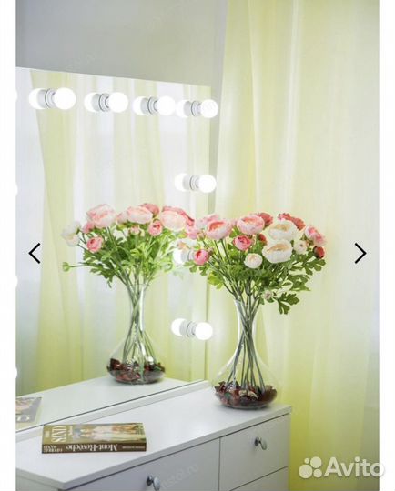 Гримерное зеркало и туалетный столик