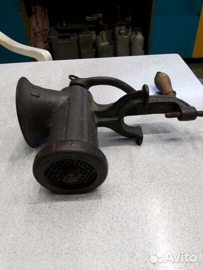 Старинная мясорубка. Ручная. Американская. Рабочая