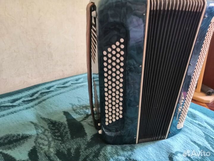 Аккордеон и нотный пюпитр