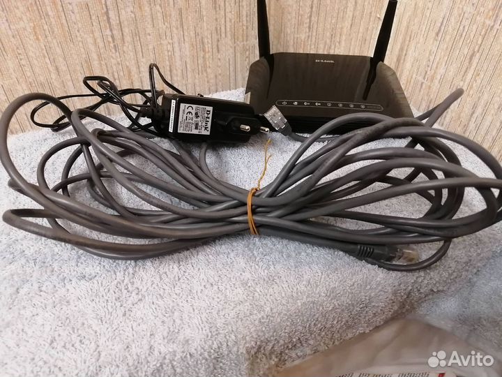 Интернет-кабель и роутер D-link - DIR-815