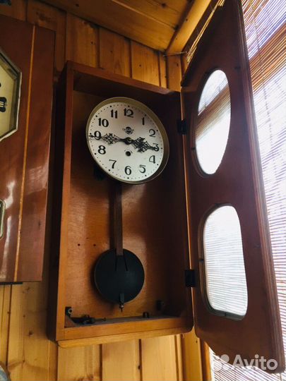 Двое настенных часов с боем (очз Янтарь)