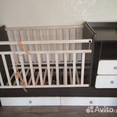 Детская кроватка и комод