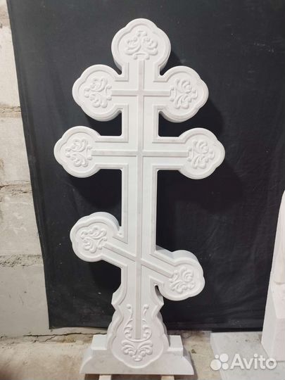 Крест из белого мрамора