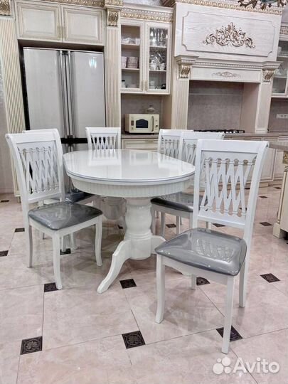Стол и стулья в гостиную. В наличии