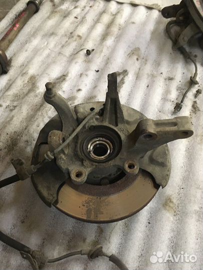 Кулак поворотный передний левый в сборе