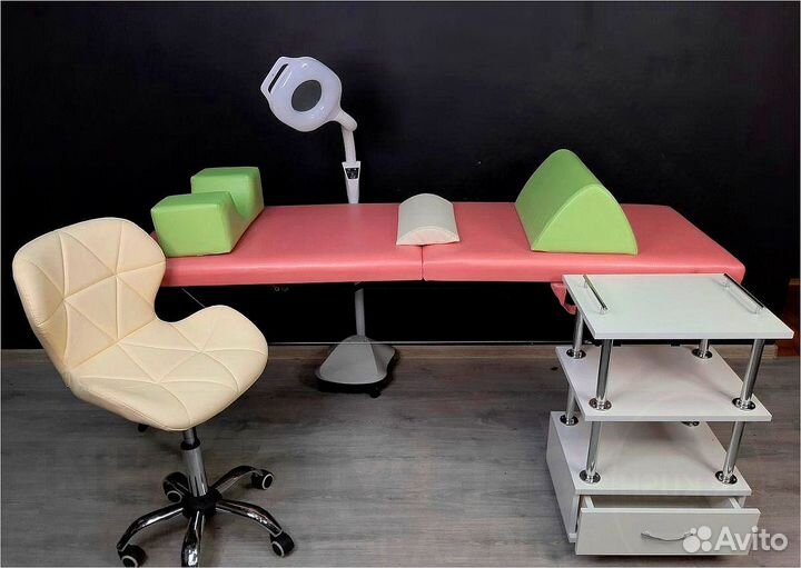 Кушетка этажерка парикмахерская стул мастера лампа