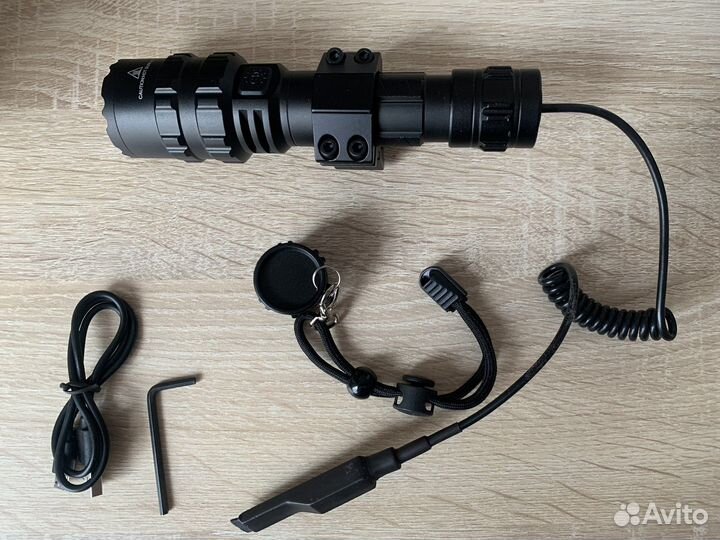 Тактический фонарь, подствольный