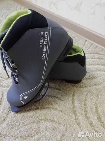 Лыжи с палками и лыжные ботинки