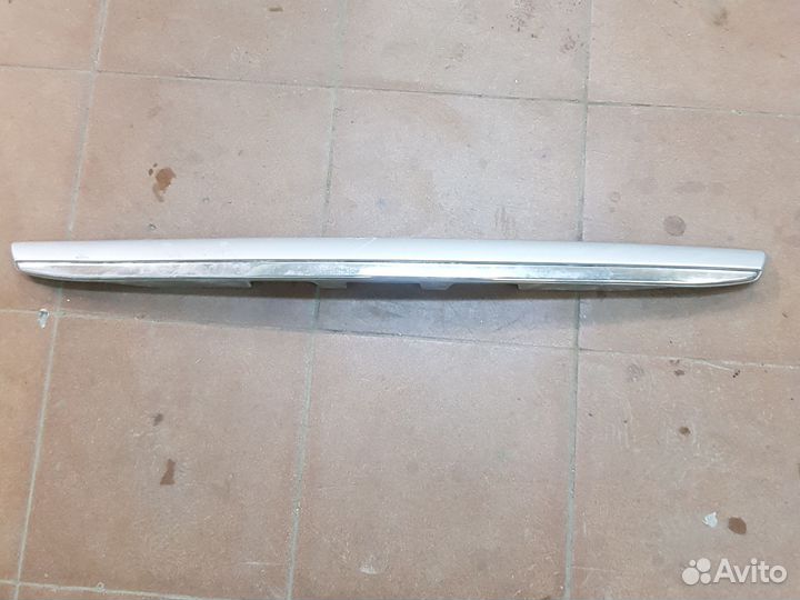 Молдинг крышки багажника Toyota auris 150