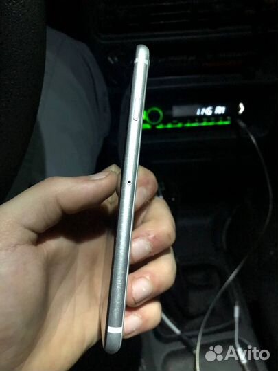iPhone SE, 64 ГБ