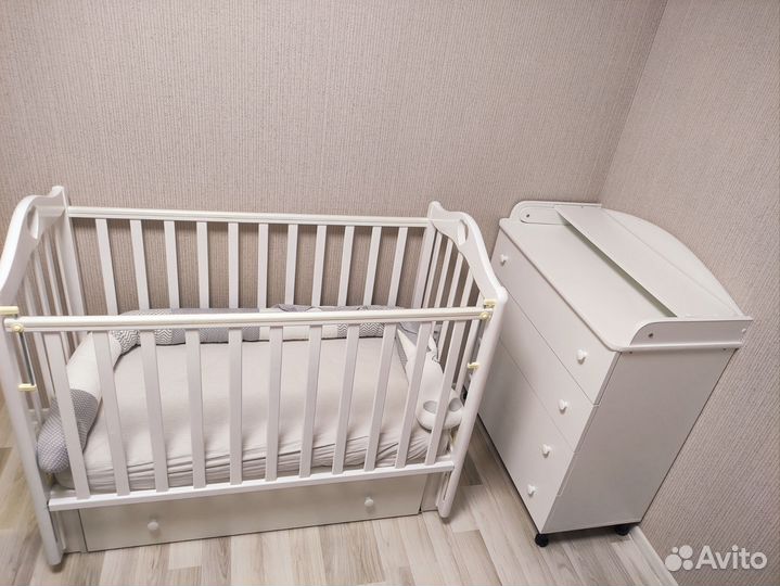 Кроватка с маятником и пеленальный комод