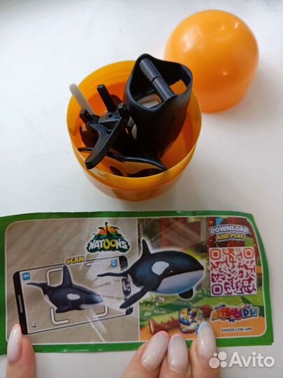 Фигурка Пчела и Косатка из Киндер Макси