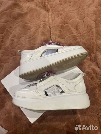 Продам кроссовки летние бренд G.U.E.R.O