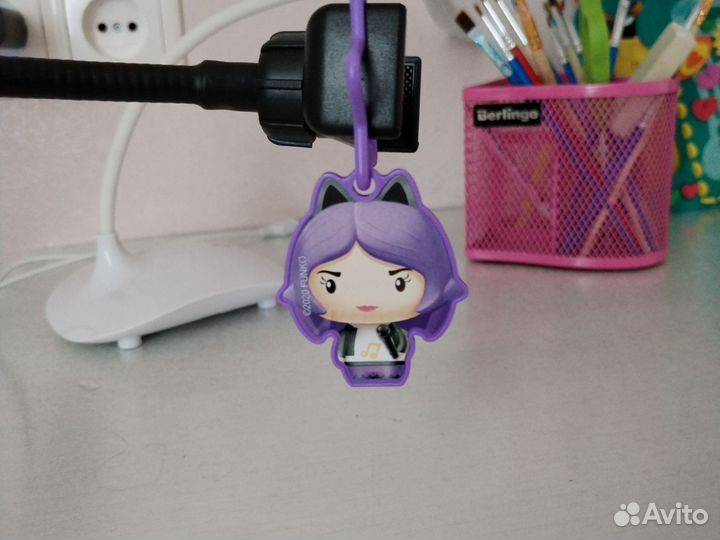 Игрушка из киндера брялок девочка кошка