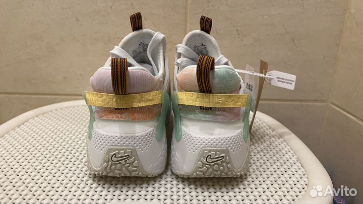 Кроссовки женские