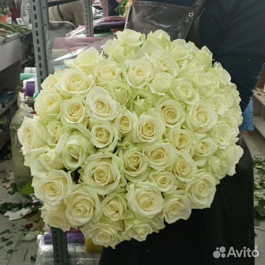 55 роз белого цвета - с доставкой по городу