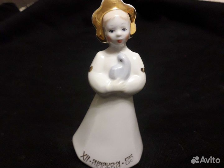 Девочка С голубем фарфоровая статуэтка
