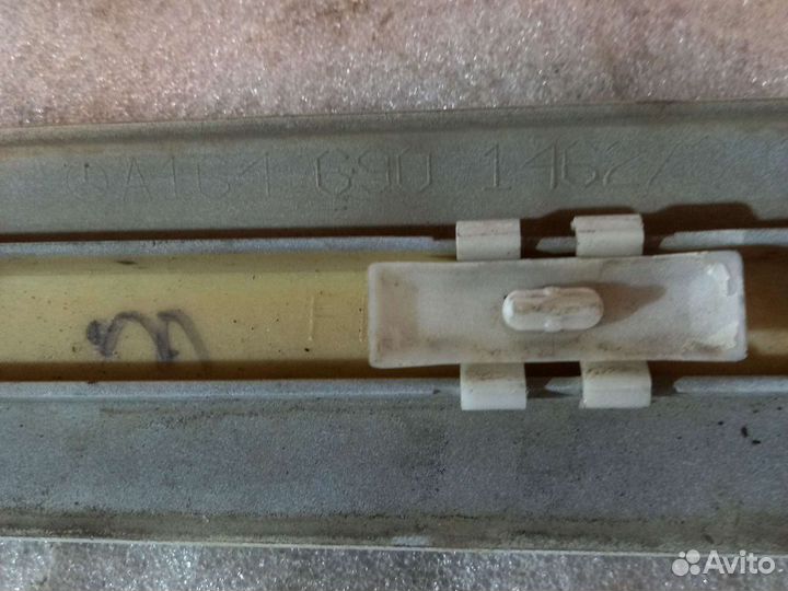 Молдинг передней правой двери Mercedes ML164