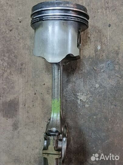 Поршень с шатуном Nissan yd22dd