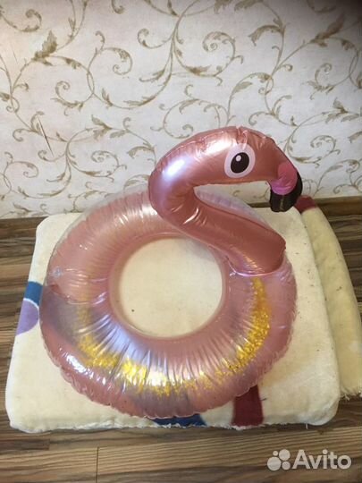 Надувной круг розовый фламинго с блестками