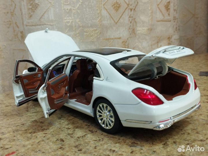 Модель Mercedes-Benz E-300еL белый 1:24