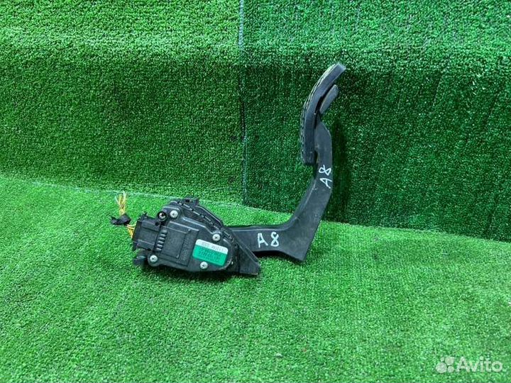 Педаль газа Audi A8 седан 4.2 2004