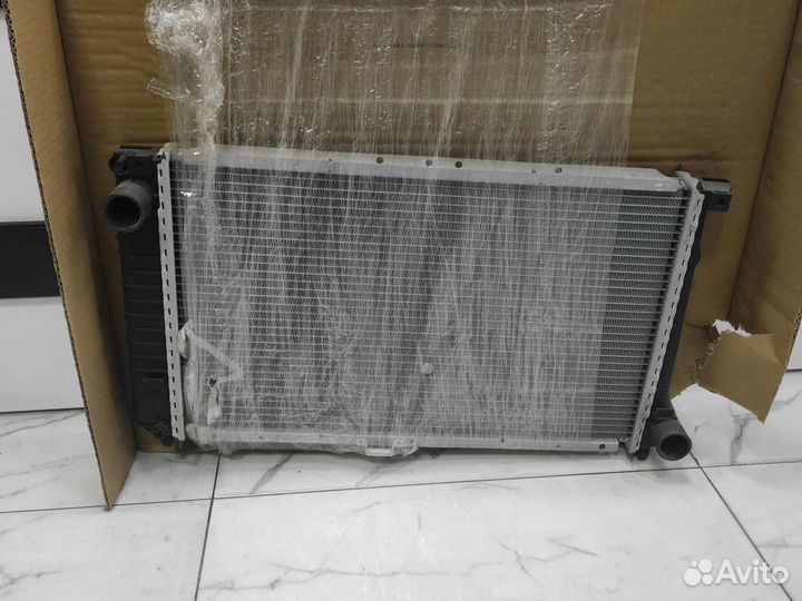 Радиатор охлаждения двигателя BMW E34 E32 1986