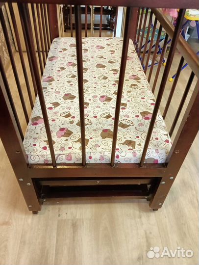 Детская кроватка с универсальным маятником