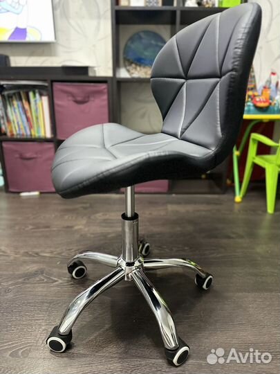 Стул на колесиках (новый)