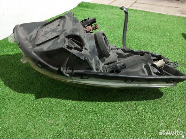 Фара галогеновая левая Toyota Vitz NCP95