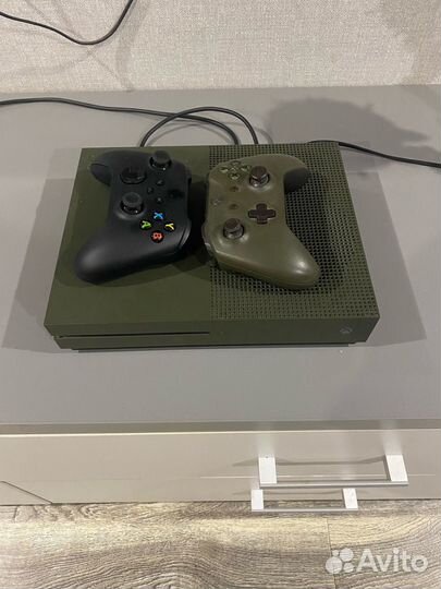 Xbox One s 2 геймпада 1tb