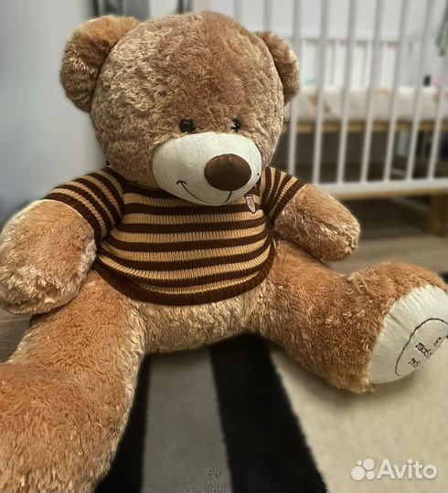 Большой плюшевый медведь