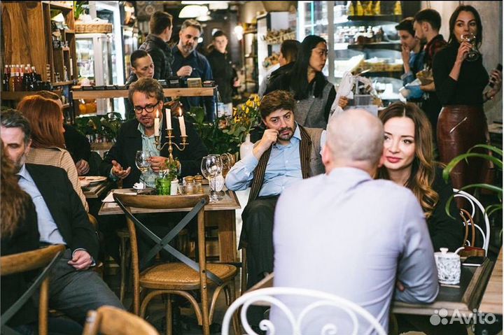 Официант и бармен в ресторан итальянской кухни