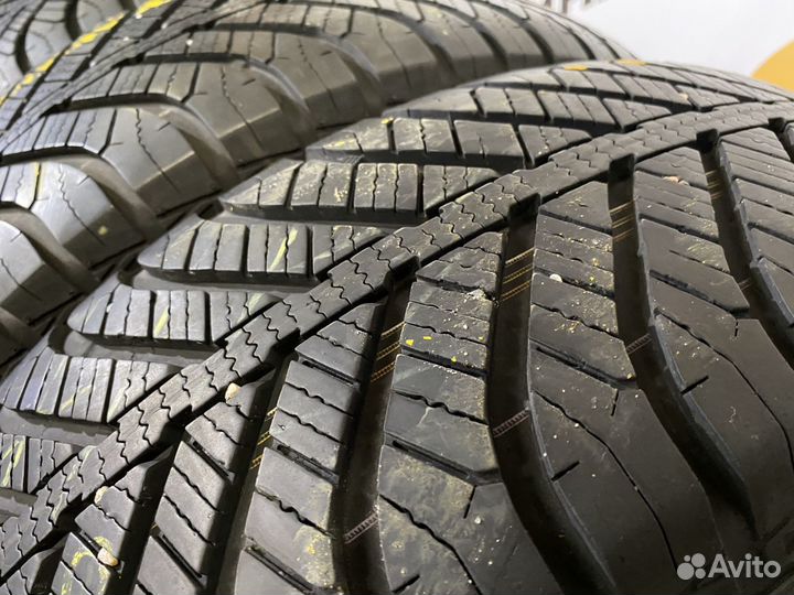 Goodyear Vector 4Seasons 215/60 R17