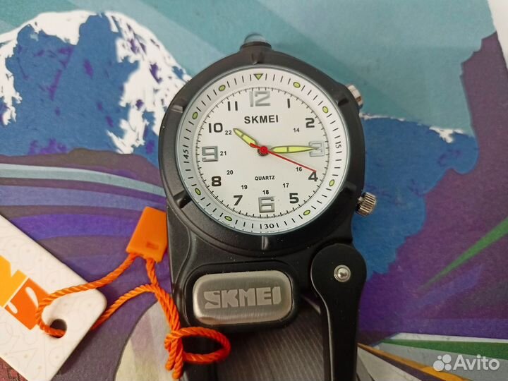 Часы походные с карабином и фонариком