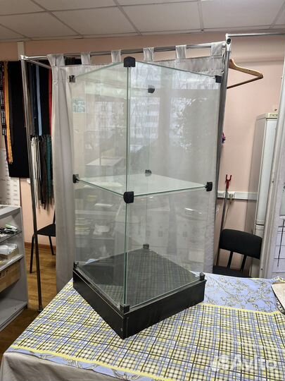 Стелаж стеклянный куб