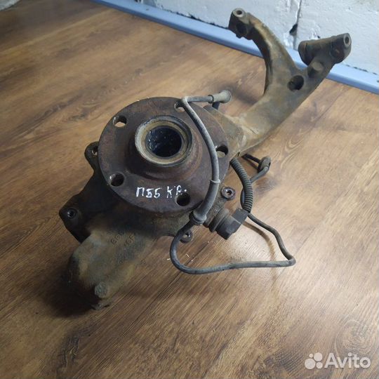 Кулак поворотный передний правый Volkswagen Passat