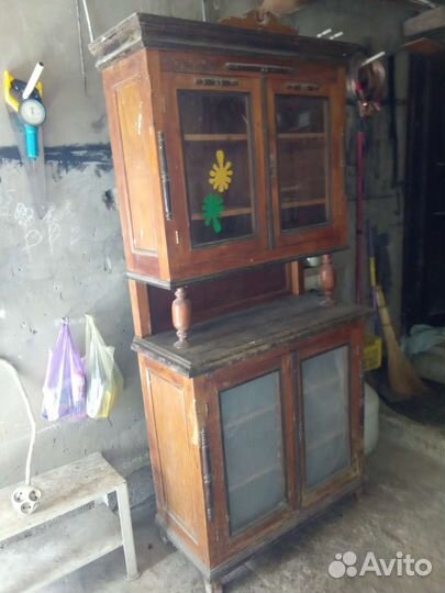 Старинный антикварный шкаф буфет