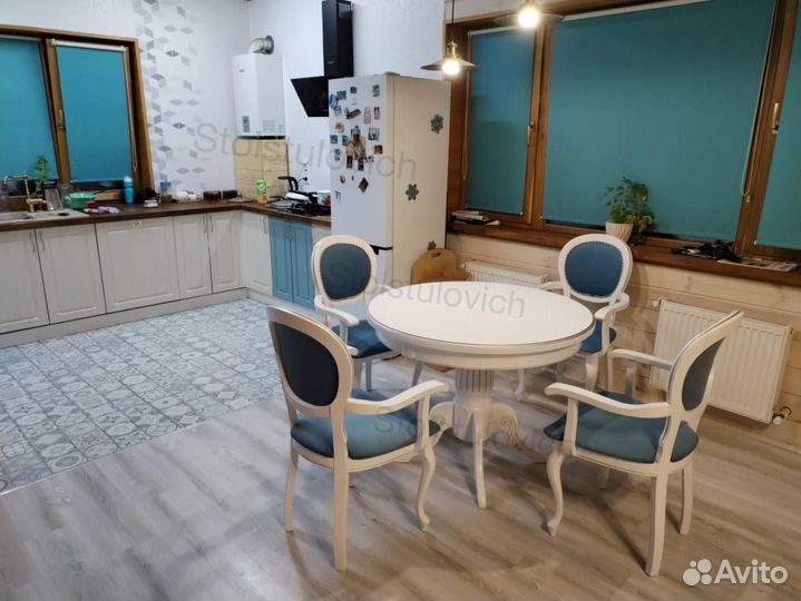 Стол и стулья