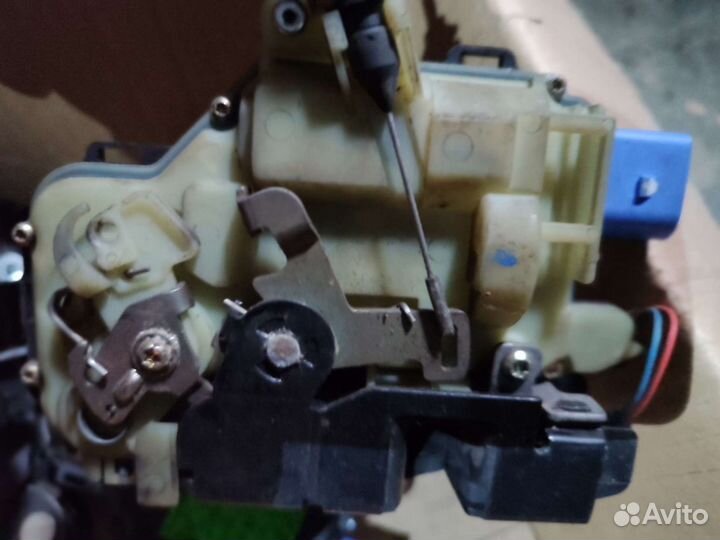 Замок двери Фольксваген T5