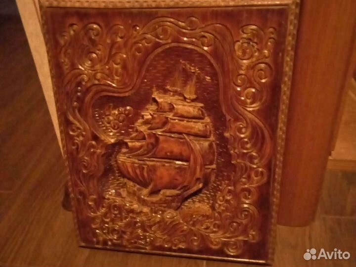 Резное панно из дерева